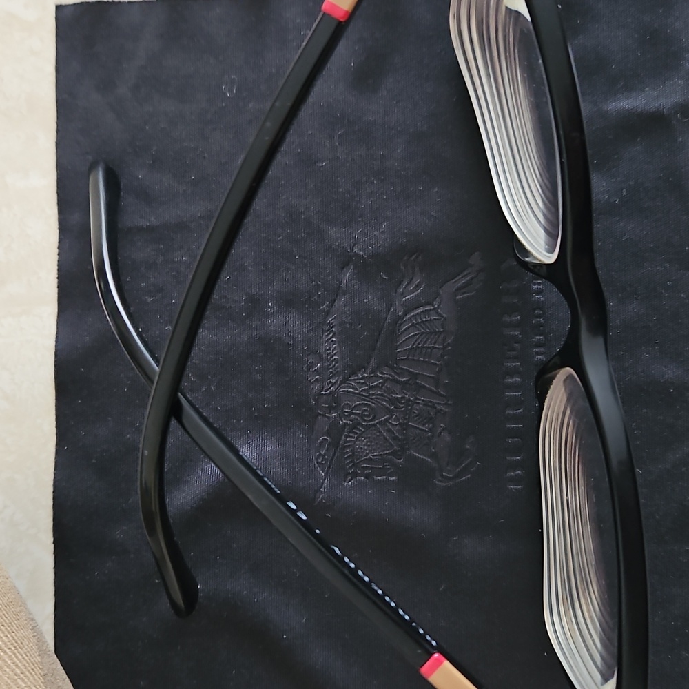 Burberry Eyeglasses & Hard Case & Cleaning Cloth. - Picture 9 of 10